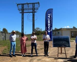 OALTEXTE: Équipe devant une infrastructure électrique en plein air, animé par Enercal, fournisseur d'électricité en Nouvelle-Calédonie.